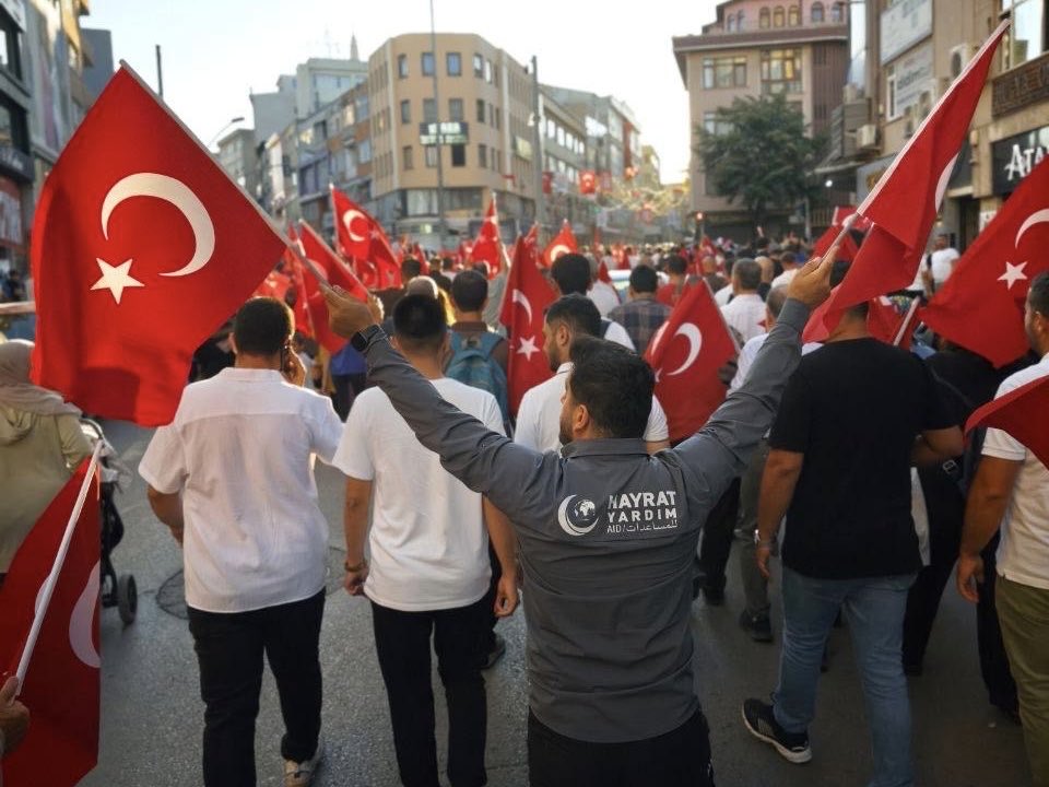 hayratyardim's tweet photo. 15 Temmuz Demokrasi ve Millî Birlik Günü anma programlarında, Türkiye'nin dört bir yanındaki meydanlarda vatandaşlarımızla bir araya geldik çeşitli ikramlarda bulunduk.

Bu vesileyle bir kez daha aziz şehitlerimizi rahmet ve minnetle, kahraman gazilerimizi ise şükranla yâd ediyoruz.

Rabbimiz, ülkemizin birlik ve beraberliğini daim eylesin.