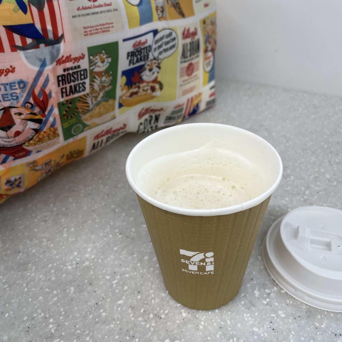 eritsu_s's tweet photo. いやーわかっちゃいたけどここまでとは思わず買い物で出てきちゃって、見事に帰り道ゲリラに当たっちゃったのでセブンに逃げ込んだ。や、あとちょっとなんだけどさ、メガネに叩きつけられるともう前が見えないのよね(°_°) https://t.co/mUVc5CHjNa