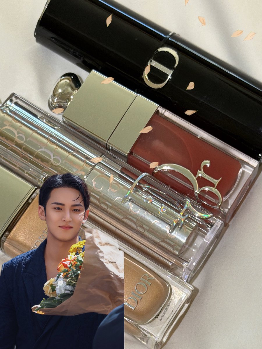 gyumedia's tweet photo. mingyu's makeup artist shared the products they used for mingyu during the dior couture show! #민규 

• dior forever glow maximizer in gold
• dior addict lip glow oil in 012 rosewood
• dior backstage glassy glow stick in 034 glazed bubble
• dior forever skin perfect face stick in 2N