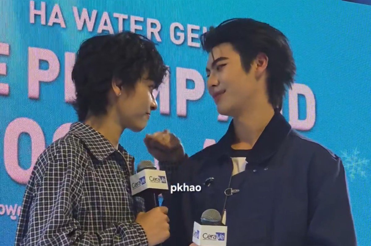 thee1forwave5g's tweet photo. we all know that Wave was teasing Thee with his cute tiny fist but we didn't see that Thee was staring &amp; smiling at Wave at that time 😭 from this angle we can clearly see that he's adoring Wave's lil punch on him 😭
#CeraVeHAWaterGelxTheeWave
#tthi_eks #Theewave #ท่านโปรดคลื่น https://t.co/IKSuCmNKpQ
