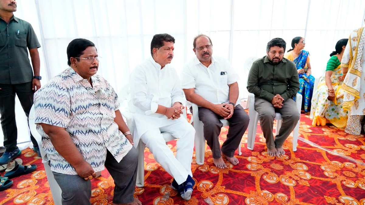 mkrkkpmla's tweet photo. ఆలివ్ స్వీట్స్ అధినేత దొరరాజు గారి మాతృ మూర్తి శాంత కుమారి గారు స్వర్గస్తులైనారన్న విషయం తెలుసుకుని.. వారి నివాసం వద్ద వారి పార్థివదేహానికి నివాళులర్పించి వారి కుటుంబ సభ్యులకు తమ ప్రగాఢ సానుభూతి తెలియజేసిన @kkpmla, కోఆర్డినేటర్ సతీష్ అరోరా గారు.. https://t.co/wgaf1tSAEH