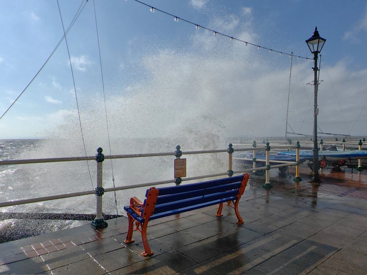 ItsYourWales's tweet photo. Waves crashing in at Penarth, Vale of Glamorgan.  Courtesy @MandhariNadezna  #Wales #WelshPassion https://t.co/NFtKrcHIiw