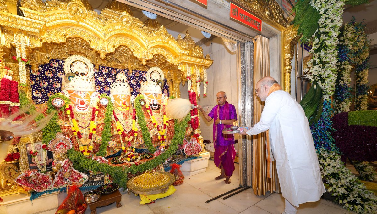 DrShraddha44's tweet photo. રથયાત્રાના પાવન પર્વે અમદાવાદના શ્રી જગન્નાથજી મંદિર ખાતે માનનીય કેન્દ્રીય ગૃહ અને સહકાર મંત્રી શ્રી @AmitShah જી એ ભગવાન જગન્નાથજીની મંગળા આરતીમાં ઉપસ્થિત રહી સહપરિવાર આશીર્વાદ મેળવ્યા.

જય જગન્નાથ! https://t.co/GyG9xOYp2M