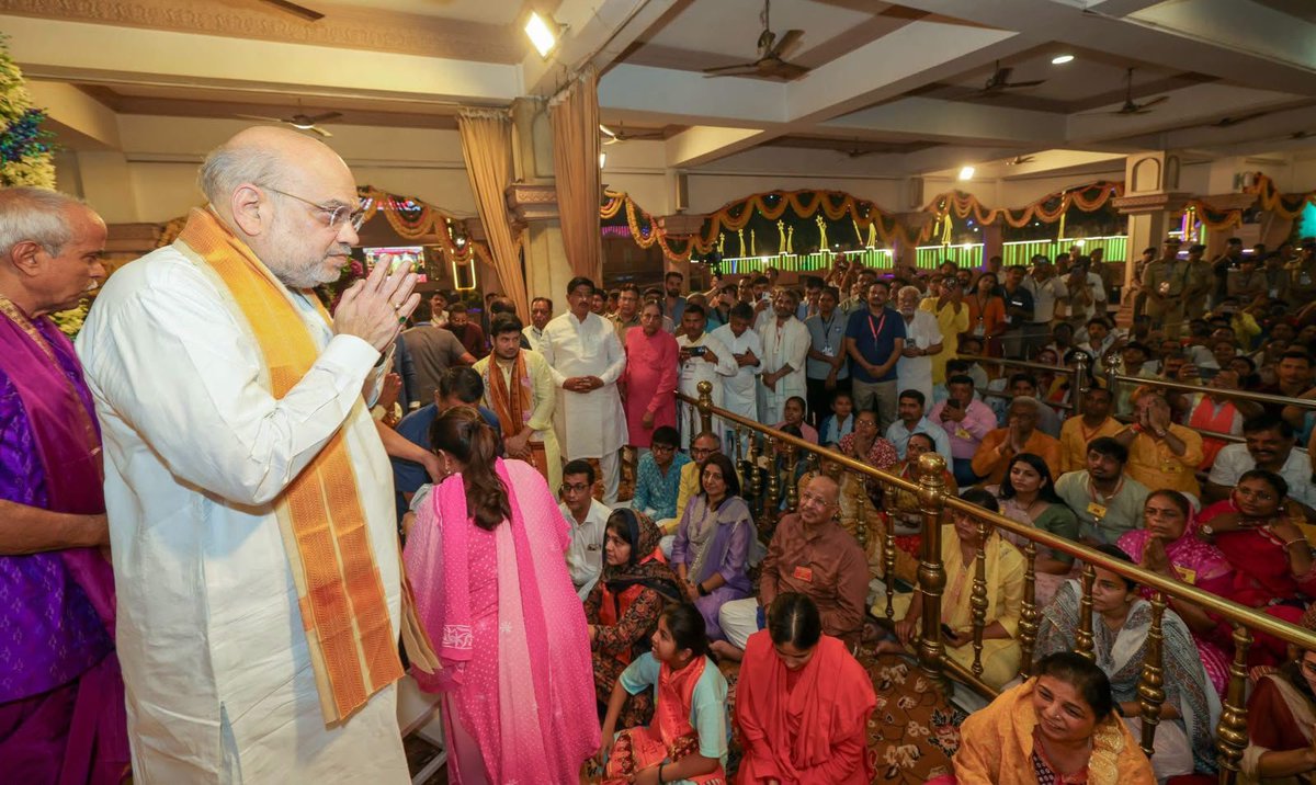 DrShraddha44's tweet photo. રથયાત્રાના પાવન પર્વે અમદાવાદના શ્રી જગન્નાથજી મંદિર ખાતે માનનીય કેન્દ્રીય ગૃહ અને સહકાર મંત્રી શ્રી @AmitShah જી એ ભગવાન જગન્નાથજીની મંગળા આરતીમાં ઉપસ્થિત રહી સહપરિવાર આશીર્વાદ મેળવ્યા.

જય જગન્નાથ! https://t.co/GyG9xOYp2M