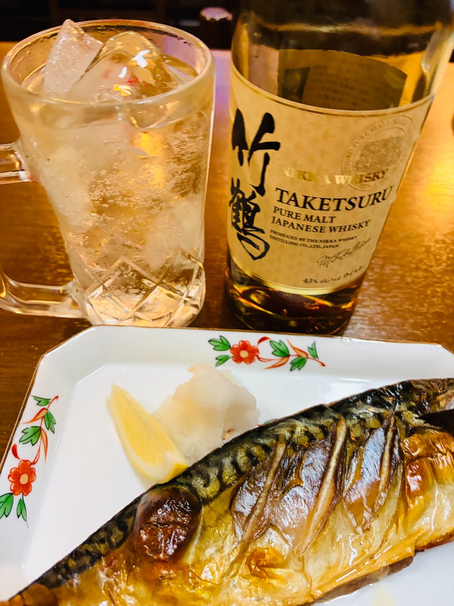 RRE_PR's tweet photo. 今日もお疲れ様でした！ #乾杯
今日の一杯は
「竹鶴」
余市と宮城峡のモルトだけで造られるピュアモルト
ニッカの創業者・竹鶴政孝の名を冠した代表的な一本
ピートとフルーティさのバランスが絶妙
ハイボールでもモルトの厚みをしっかり感じます
#企業公式相互フォロー #不動産業 #ウイスキー https://t.co/r3fYVdXbr8