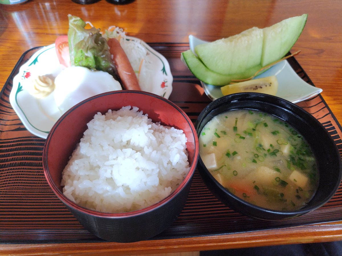 oogetsuhime's tweet photo. 湯宿、その居心地の良さに気が付いた、お年頃な私···ただ暑い町のいたる所から湯気が出てる地面からも出てる、宿の女将は最盛期は冬で夏は閑散期、暑いからって言ってた···納得。 https://t.co/KhEypR5uJB