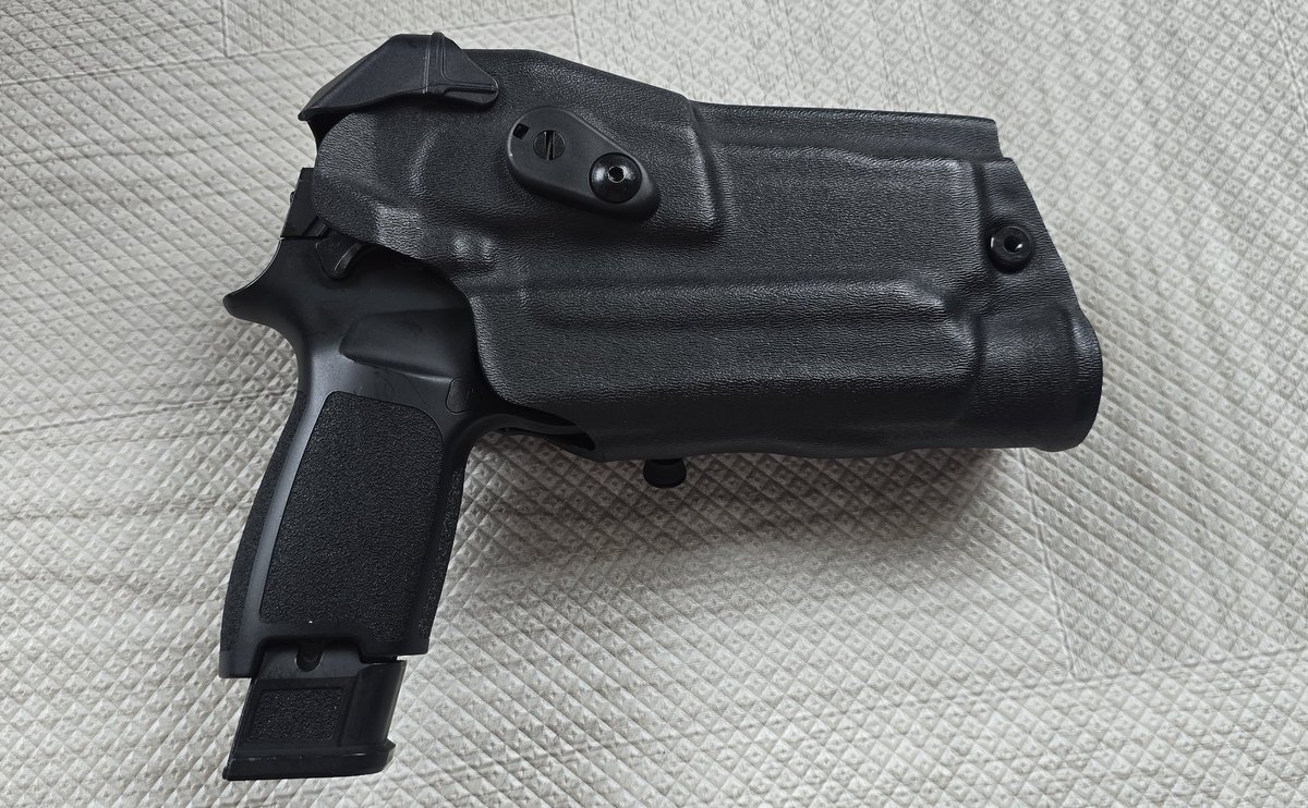 VRC_LoVem tweet media