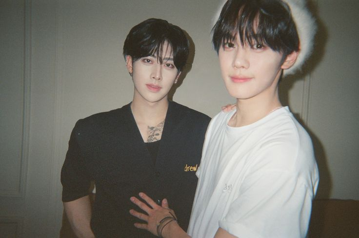 bingyubis's tweet photo. Lovesong 47 https://t.co/IqOzeDkCnU

- chapter 1/?, 19.8k
- rock band AU, exes to lovers, non linear narratives
hi jebetwt im new here please love me:) 

#gyubrik #귭맄 https://t.co/g5hRX9Oyos