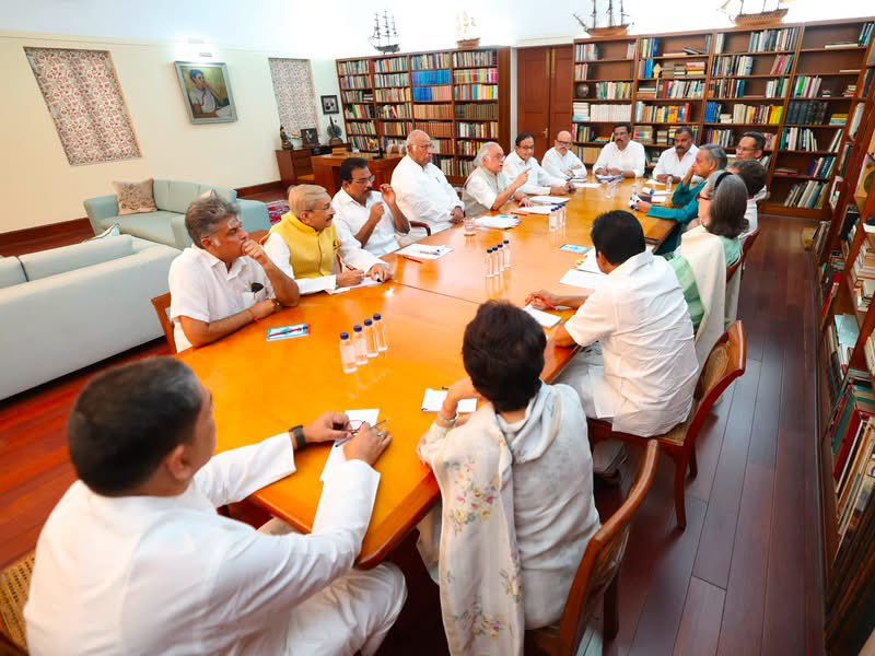 INCMinority's tweet photo. आज CPP चेयरपर्सन श्रीमती सोनिया गांधी जी की अध्यक्षता में कांग्रेस संसदीय दल की रणनीतिक बैठक हुई।

इस बैठक में कांग्रेस अध्यक्ष व राज्यसभा में नेता प्रतिपक्ष श्री मल्लिकार्जुन खरगे और नेता विपक्ष श्री @RahulGandhi जी के साथ संसदीय दल के सदस्य मौजूद रहे। 

📍 दिल्ली https://t.co/lGREDl2uyZ
