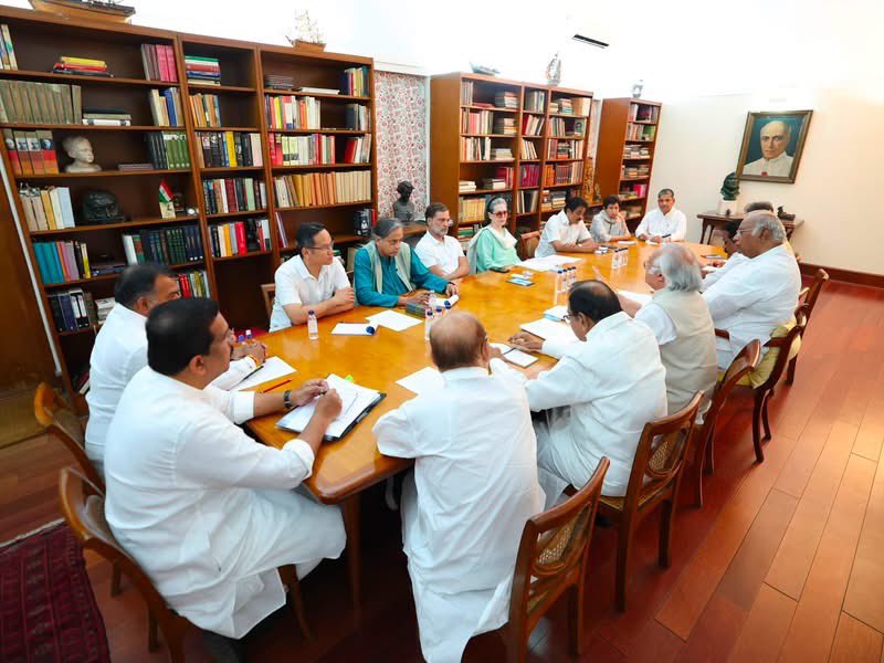 INCMinority's tweet photo. आज CPP चेयरपर्सन श्रीमती सोनिया गांधी जी की अध्यक्षता में कांग्रेस संसदीय दल की रणनीतिक बैठक हुई।

इस बैठक में कांग्रेस अध्यक्ष व राज्यसभा में नेता प्रतिपक्ष श्री मल्लिकार्जुन खरगे और नेता विपक्ष श्री @RahulGandhi जी के साथ संसदीय दल के सदस्य मौजूद रहे। 

📍 दिल्ली https://t.co/lGREDl2uyZ