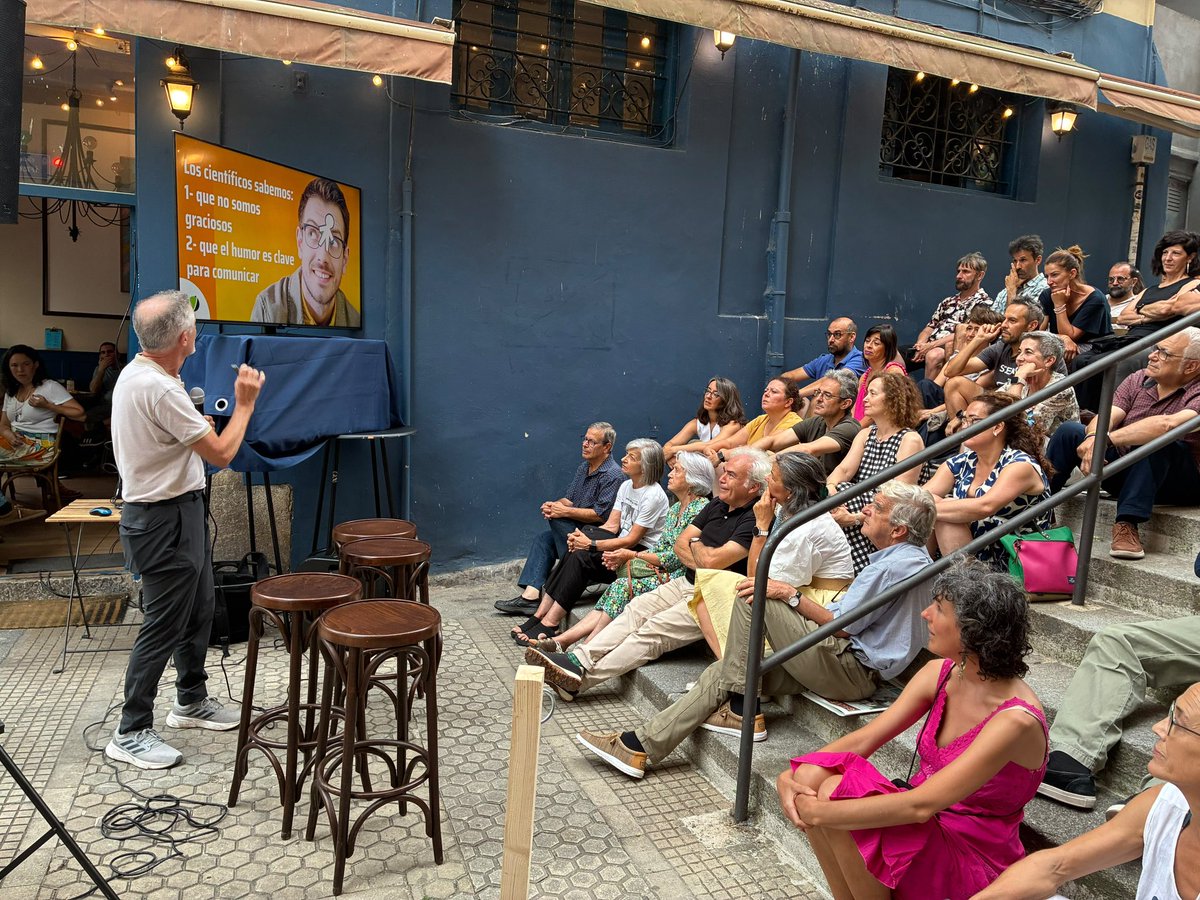 LluisMontoliu's tweet photo. Ayer vivimos una experiencia inolvidable. Divulgar ciencia en la calle, en Santander. Gracias a Rebeca @IFCA_CSIC_UC nos reunimos Clara Grima, Fernando Valladares, @microBIOblog y yo para contar pequeñas historias de ciencia para pensar, gracias a todos!💜
https://t.co/DzRnTLQNR2 https://t.co/VzUtJJHfZk