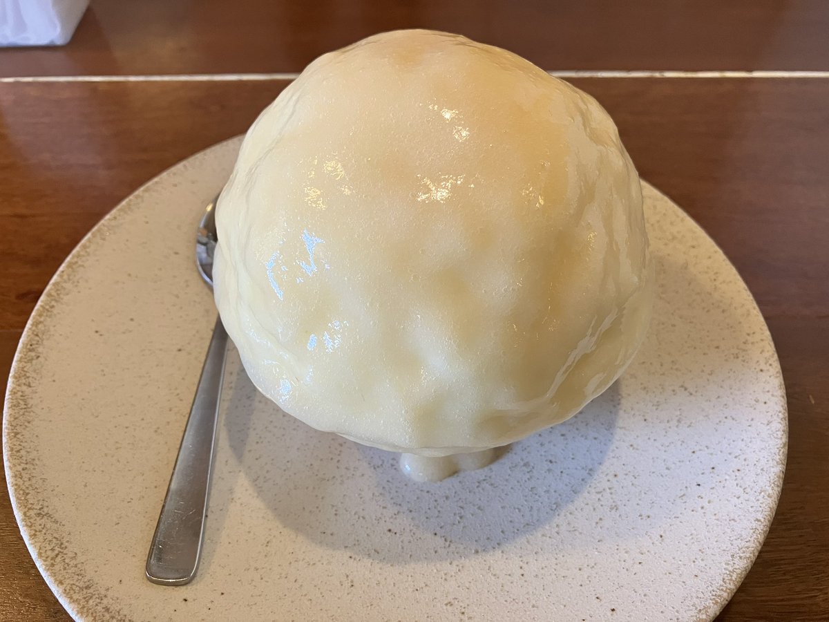 amesatoshi's tweet photo. 毎年行くかき氷屋に
行ってきました
桃のソースとミルク味のかき氷
１３２０円
めちゃくちゃ美味しかった😍 https://t.co/YLFNozdfdL