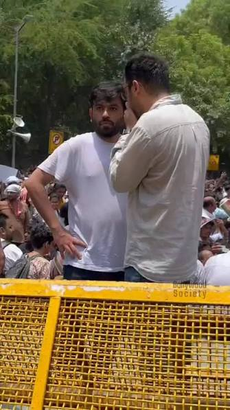 kapsology's tweet photo. There is no 'giri-hui' prajaati than a bhakt. 

Whether they are retired from army or they are chapri snatching chains to refuel their bikes, they all act same if they are bhakt.

They know that it is very easy to fool you. https://t.co/CwbH6nfDIw