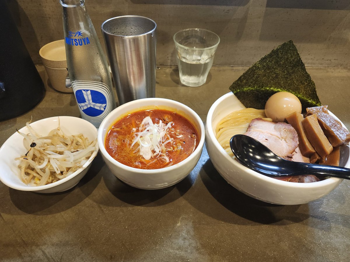obakechaba's tweet photo. 麺処玖さんにて辛味噌つけ麺+煮卵+メンマ+麺増量+野菜増し+サイダー
サイダー良いっすね？辛味噌の辛さとしょっぱさにサイダーの甘味がキュッと入ってくる、これも癖になりそうだ（贅肉） https://t.co/s5VZkwnBR5
