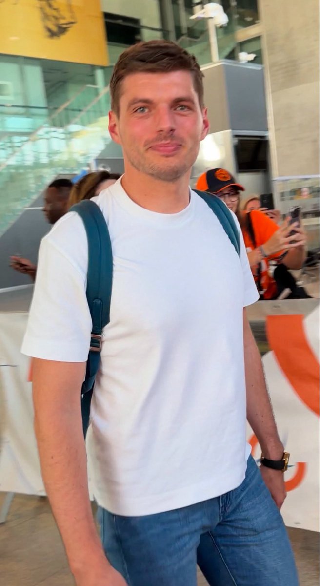 alenaamvp's tweet photo. sin barba, pelo corto, GUAPO este hombre me encanta https://t.co/6G0XCjVJY4
