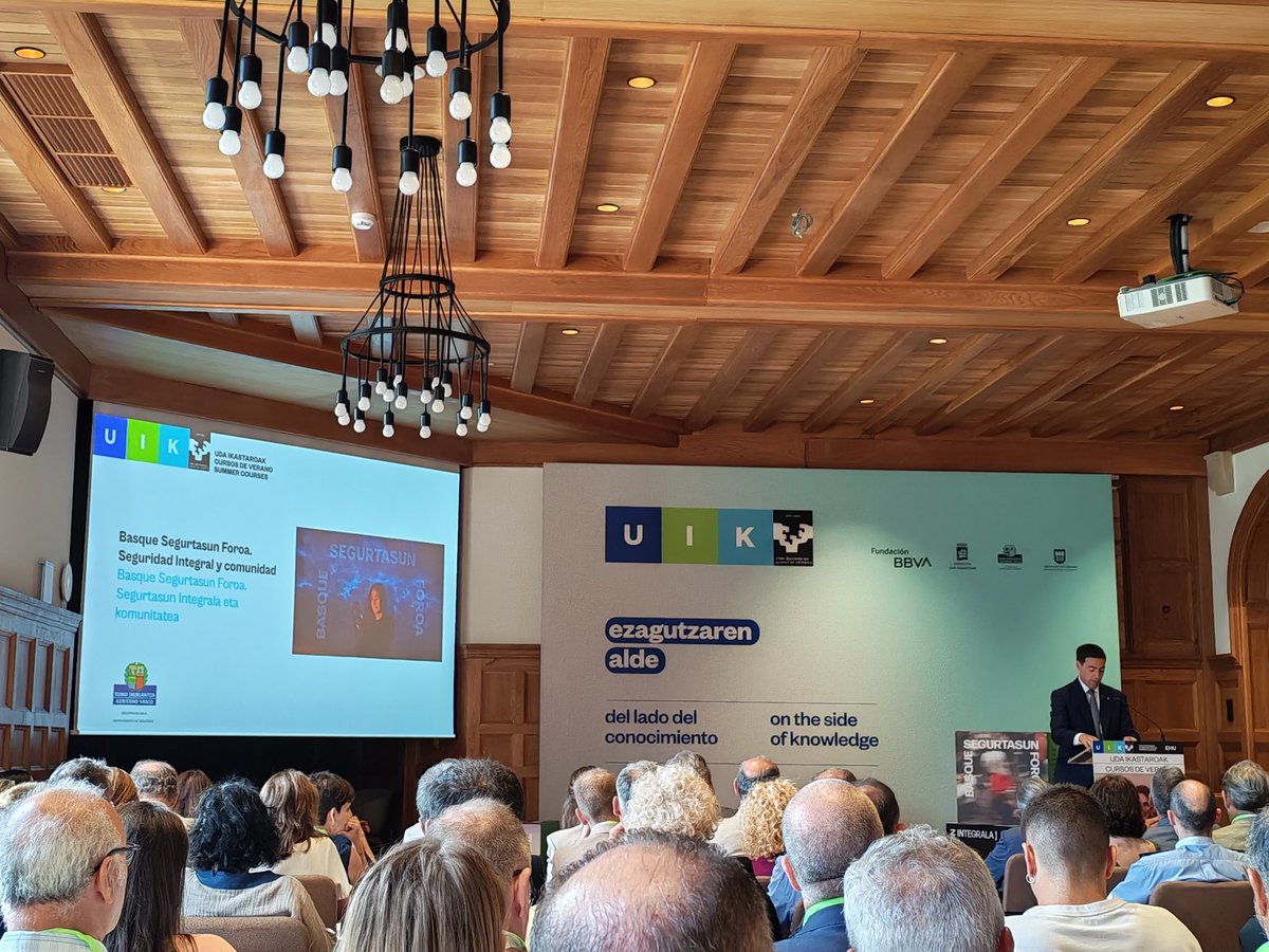 pcivilbalmaseda's tweet photo. Hoy nos encontramos en Donosti en los cursos de la universidad de verano en el curso de seguridad integral y comunidad, es importante la formación continua https://t.co/5osAMYT5EN