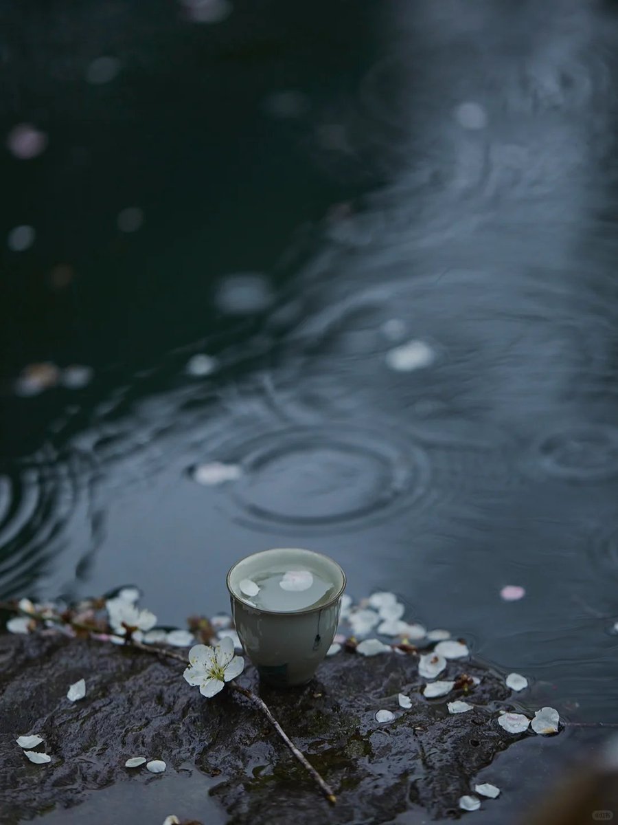 siun17532's tweet photo. Biting into a warm, crispy matcha mochi on a rainy afternoon—small joys hit different. https://t.co/j8eb9qcr03