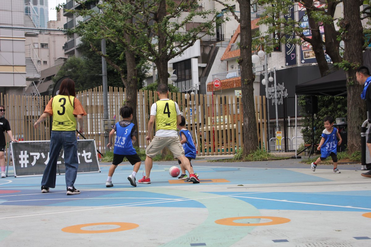 kabukicho_tmo's tweet photo. 📍大久保公園「Kabukicho Playsvol.2」を開催しました！

▼イベントレポートはこちら
https://t.co/OxlFlRnABm

2026年7月12日（日）、大久保公園で「Kabukicho Plays vol.2」を開催しました🏀⚽

今回集まったのは、ダブルダッチ、フリースタイルフットボール、3x3FOOTBALLの3つのスポーツ！

2本の縄に飛び込むタイミングを見計らったり、リズムに乗ってボールを操ったり、親子で声を掛け合いながらコートを駆け回ったり。子どもたちは、それぞれのスポーツに夢中になって挑戦していました✨

参加費無料・予約不要で気軽に参加でき、区外から足を運んでくださったご家族の姿も。会場には声援や笑い声が広がり、大人も子どもも一緒になってスポーツを楽しむ一日となりました。

普段はなかなか体験できないスポーツとの出会いを通じて、大久保公園が「ただ通り過ぎる場所」から「新しい体験が始まる場所」へ。

歌舞伎町の真ん中に、スポーツと笑顔が集まりました😊