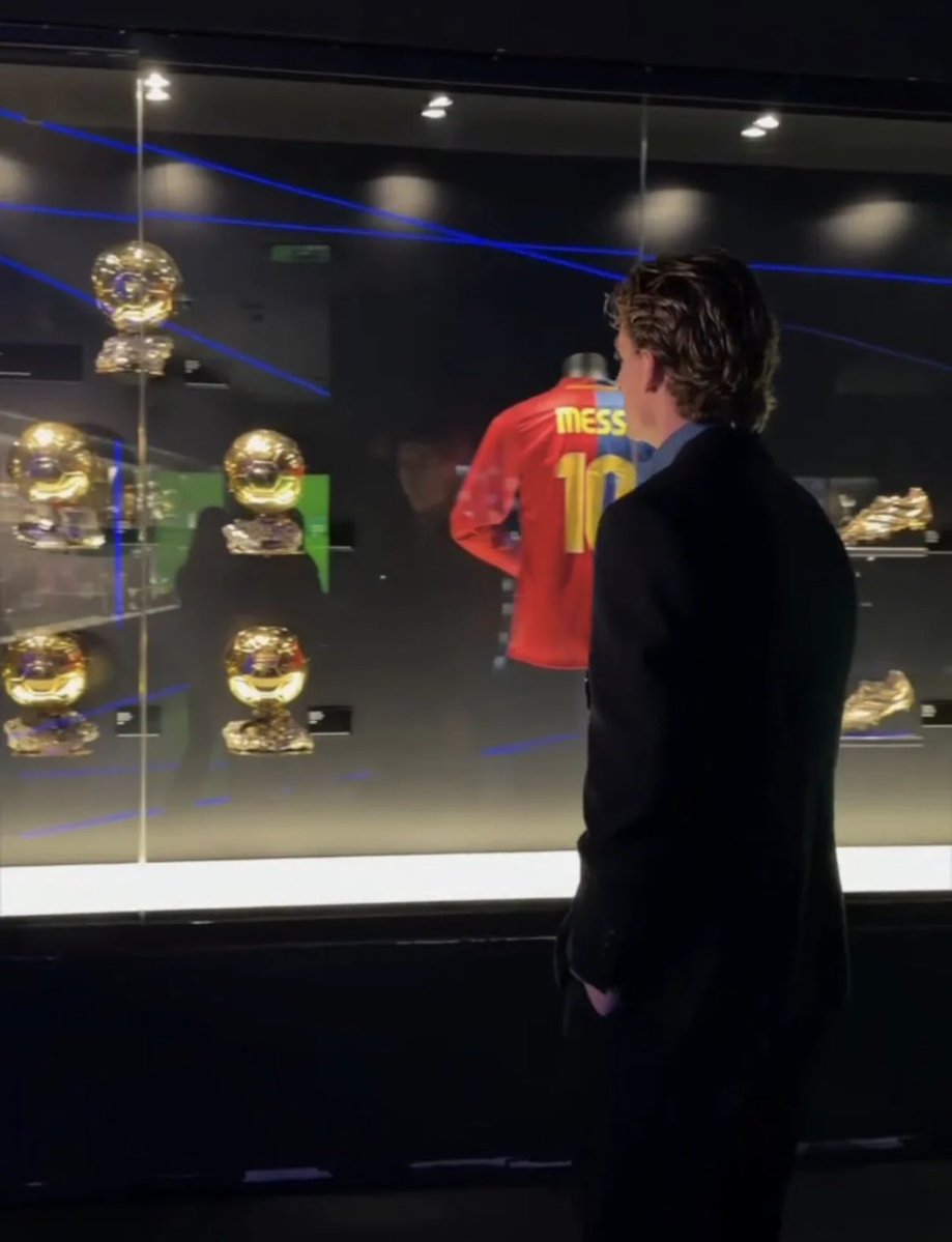 Barca_Archive's tweet photo. 🗣️Anthony Gordon:  “I’ve watched Leo Messi make the difference with Barcelona for many years, and today I realized he’s even better than I thought. I’m disappointed with the elimination, but I know that at least the World Cup will be won by someone who loves Barcelona with all his heart.” #Worldcup