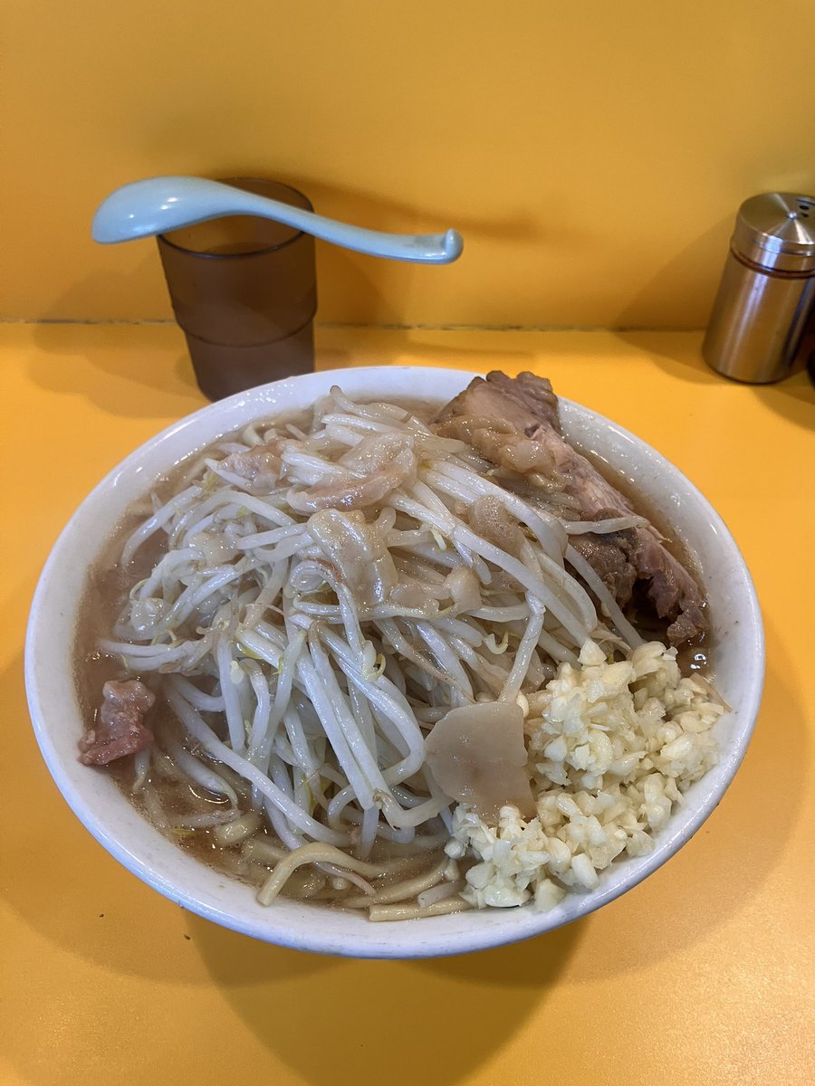 1986dec14's tweet photo. そして久しぶりの野猿二郎
にんにくが大粒で
スープはトロみのある乳化感だった
うめぇ https://t.co/LF9DATSwH7