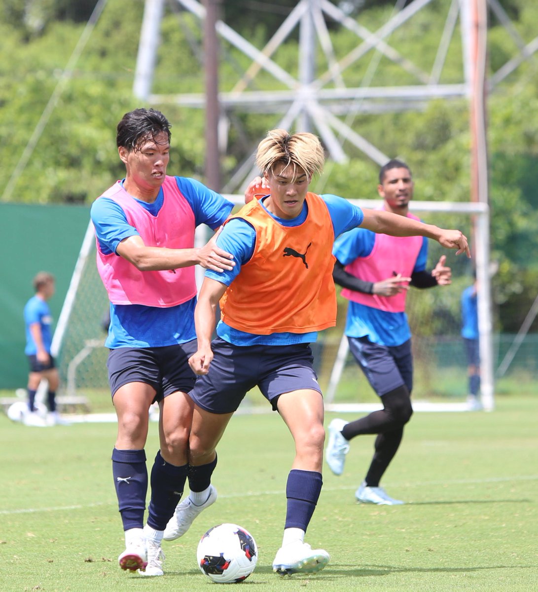 OitaPress_sport's tweet photo. 炎天下が毎日続いておりますが、#大分トリニータ は開幕に向けて着々と準備を進めています！！
球際で激しい攻防が繰り広げられていて、確実にプレーの強度が高まっているように感じます！
特に #木本真翔 選手のフィジカルモンスター具合が増していて今季の活躍が楽しみです！！ https://t.co/hudOkVdtqu
