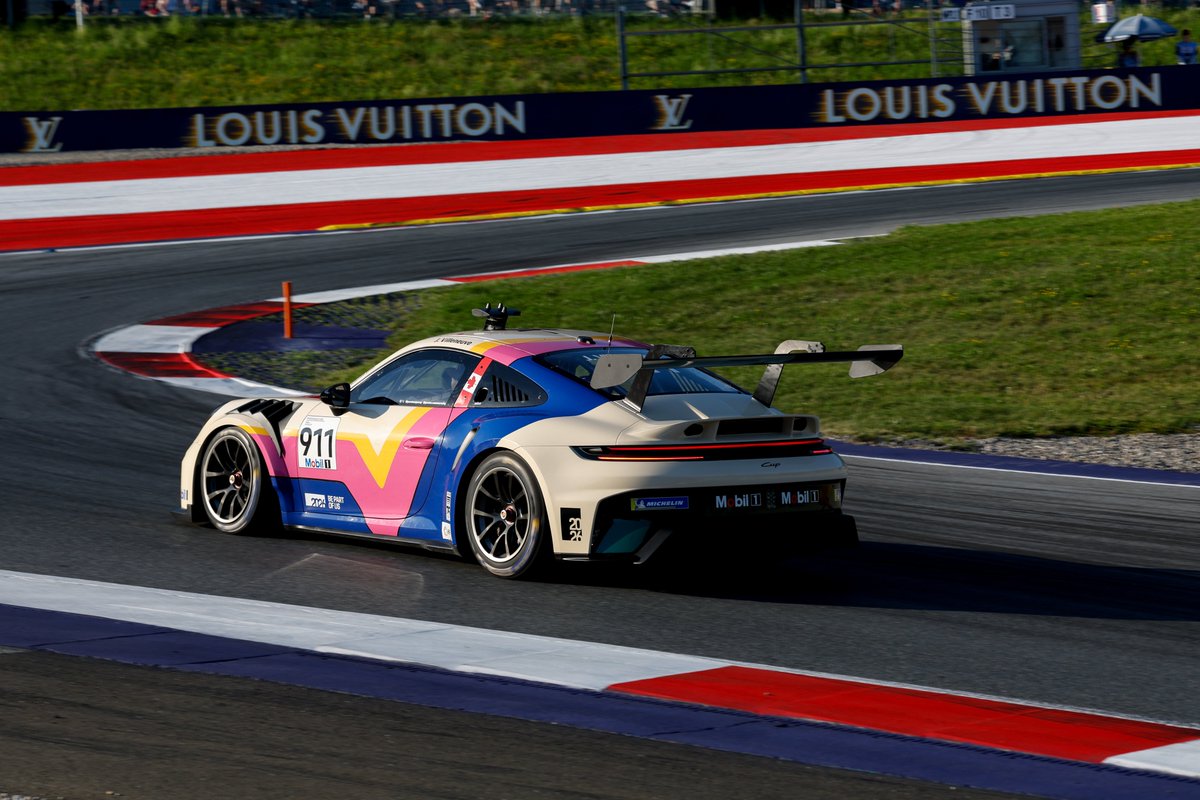 PorscheRaces's tweet photo. #PorscheMobil1Supercup - Former @F1 champion #JacquesVilleneuve: "I’m starting to understand how the #Porsche #911Cup handles. The race pace at #Spielberg was really good. I need to figure out how to better use the peak performance of new tires in qualifying."

#Raceborn https://t.co/vRtAzDmHHv