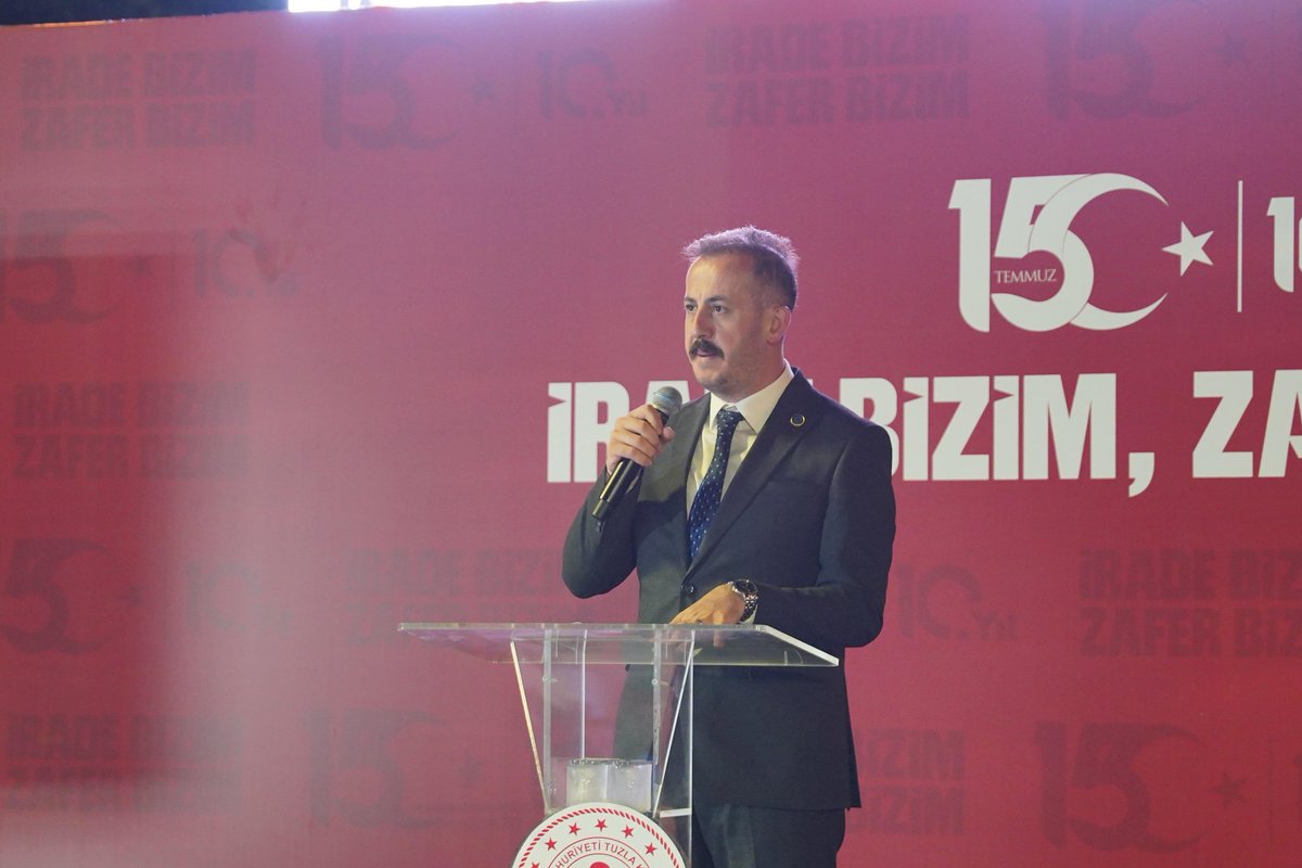 MHPTuzla__'s tweet photo. İlçe Başkanımız Sn.Onur ESEN ve Tüm Teşkilat birimlerimizle birlikte;

15 Temmuz Demokrasi ve Milli Birlik Günü Anma programı kapsamında, Birinci Ahmet Camii önünden büyük Türk Bayrağı eşliğinde Tuzla Sahil Tören Alanı'na yürüyüş gerçekleştirildi.🇹🇷

Yürüyüşün ardından düzenlenen anma programında, 15 Temmuz hain darbe girişimine karşı canlarını feda eden aziz şehitlerimiz rahmet ve minnetle, kahraman gazilerimiz ise şükranla anıldı.🇹🇷

#MHPİstanbul
#MHPTuzla
#OnurESEN