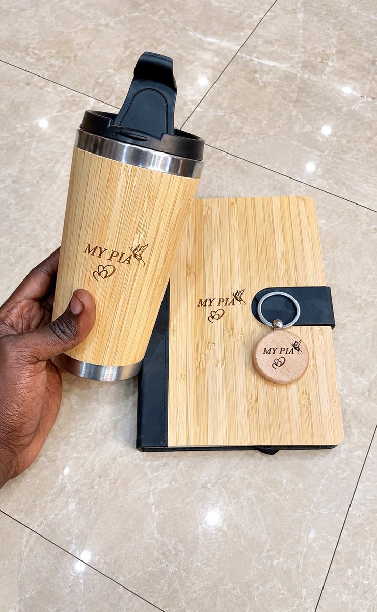 _brandstudio_'s tweet photo. Looking for a gift hamper that will create a lasting impression ? Grab your loved this well articulated set. 

Price:150,000ugx 

WhatsApp/Call:0707267566/@glarearmani 

Deliveries can be made https://t.co/de0Hi8Az48