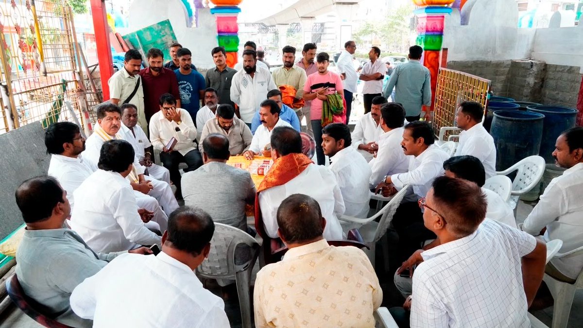 mkrkkpmla's tweet photo. గురువారం @kkpmla మూసాపేట్ చౌరస్తాలోని పురాతన నల్ల పోచమ్మ దేవాలయాన్ని పరిశీలించి ఆలయ కమిటీ సభ్యులతో సమావేశం నిర్వహించారు. ప్రధానంగా జిహెచ్ఎంసి టౌన్ ప్లానింగ్ అధికారులు ఆలయాన్ని కూల్చడం అన్న విషయాన్ని తెలుసుకుని తీవ్రస్థాయిలో ధ్వజమెత్తారు. https://t.co/T4fcsHAh1P