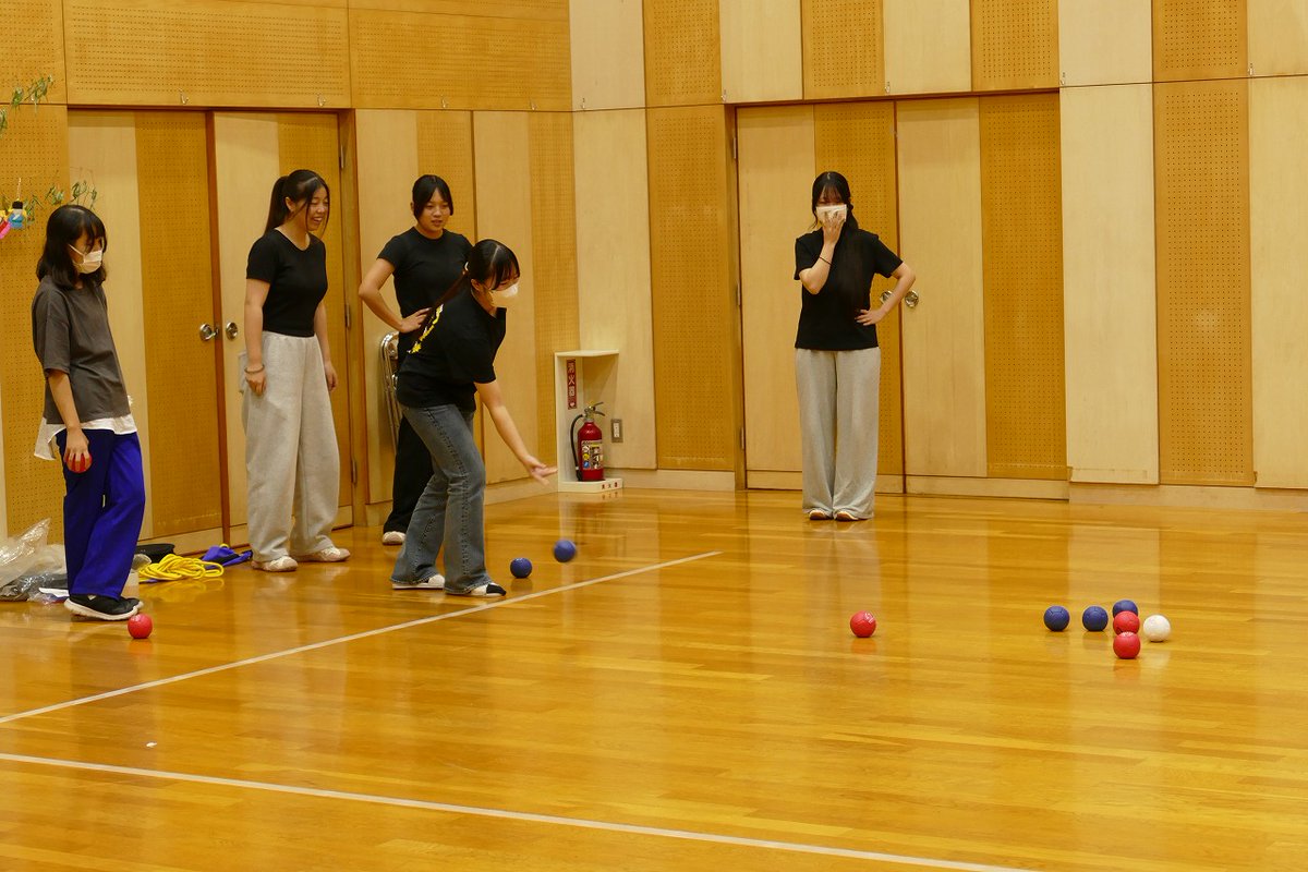JOSEN70th's tweet photo. 【体育実技】の様子です。

今回はボッチャを教わりました😊

先生にルールを教わり、
チームに分かれていざ勝負🔥
ジャックと呼ばれる白い球に近付くよう、
赤と青の玉を投げていきます🔴🔵

さてさて、どっちが勝ったかな～？

＃千葉女子専門学校 
＃体育実技 
＃ボッチャ https://t.co/ejXaz95Vpk