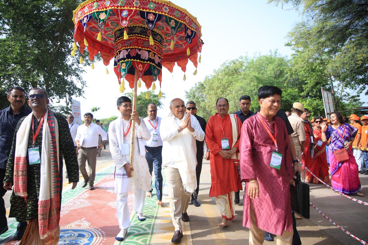 Bhupendrapbjp's tweet photo. અડાલજ ખાતે શ્રી જગન્નાથ કલ્ચરલ એકેડમી એન્ડ રિસર્ચ સેન્ટર દ્વારા આયોજિત પાંચમી રથયાત્રાનો શાસ્ત્રોક્ત વિધિ-વિધાન સાથે પ્રારંભ કરાવ્યો.

​સુવર્ણની છાંટ વાળી સાવરણીથી પહિંદ વિધિ કરી પ્રભુના રથને નગરચર્યા માટે પ્રસ્થાન કરાવ્યું. દર્શનનો લાભ લેનાર ભક્તજનો, સમાજના આગેવાનો તથા ઓડિશાવાસી ભાઈ-બહેનો સાથે ભક્તિમય માહોલ આનંદની અનુભૂતિ આપનાર બની રહ્યો.