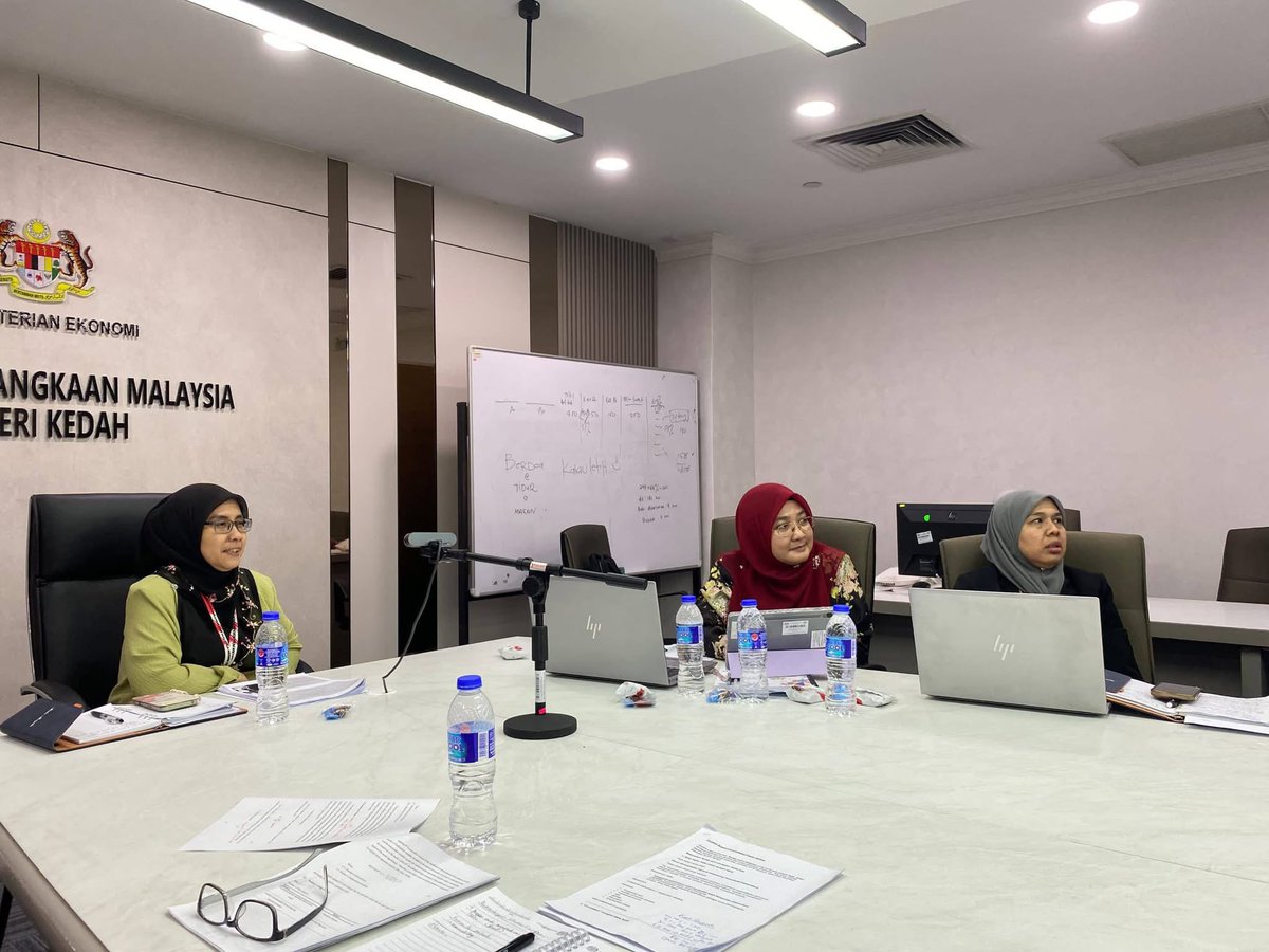 DosmKedah's tweet photo. 🎓 Sesi Pembentangan Kertas Kajian Pelajar Latihan Industri dan MySTEP DOSM Kedah 🎓

Rabu | 15 Julai 2026, DOSM Kedah hari ini telah mengadakan sesi pembentangan kertas kajian yang melibatkan empat (4) orang pelajar latihan industri dan dua (2) orang MySTEP. https://t.co/Nj816q4uM9