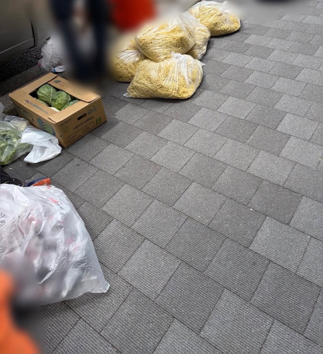 108takapi_new's tweet photo. 【投稿者が目撃した露店準備の衛生状況】

投稿者によると、7月15日、露店が出そろう前の時間帯に、焼きそばの麺やキャベツが入った袋を道路・歩道へ直置きして作業する人たちがいたとのこと

その場では警察官から注意を受けていた

別の場所では、いちごの串刺しを歩道に置いて作業するグループも目撃。投稿者によると、両方のグループとも素手で作業していたそう

まだ露店が出る前だったため、どの店かは不明らしい

正直、露店で買いたくはないんだよなあ……