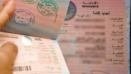 ali_aghi's tweet photo. "الفيزا السياحية لدبي" 

أعلنت الإدارة العامة للإقامة وشؤون الأجانب في دبي، «إقامة دبي»، إتاحة إصدار التأشيرة السياحية متعددة السفرات لمدة خمس سنوات للسائح دخول دولة الإمارات العربية المتحدة، بما فيها دبي، عدة مرات دون الحاجة إلى ضامن أو مستضيف.
إمكانية تمديد الإقامة
وتسمح التأشيرة الجديدة بالإقامة لمدة 90 يوماً في كل زيارة، مع إمكانية تمديدها لمدة 90 يوماً إضافية، على ألا تتجاوز مدة الإقامة الإجمالية 180 يوماً خلال العام.
متاحة لجميع الجنسيات
وأوضحت «إقامة دبي» أن التأشيرة متاحة لجميع الجنسيات، وتتطلب للحصول عليها صورة شخصية حديثة، وصورة من جواز سفر ساري المفعول لمدة لا تقل عن ستة أشهر، وكشف حساب بنكي يثبت توفر رصيد لا يقل عن 4 آلاف دولار أمريكي، ووثيقة تأمين صحي سارية، إضافة إلى تذكرة سفر ذهاب وعودة.

المصدر : صحيفة الخليج