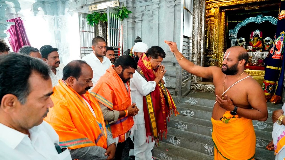 mkrkkpmla's tweet photo. గురువారం @kkpmla భక్తులు ఫిర్యాదు మేరకు రామాలయం  పరిశీలించి రమాలయ సిబ్బందితో సమీక్ష సమావేశం నిర్వహించారు. https://t.co/zuZEdrJgWD
