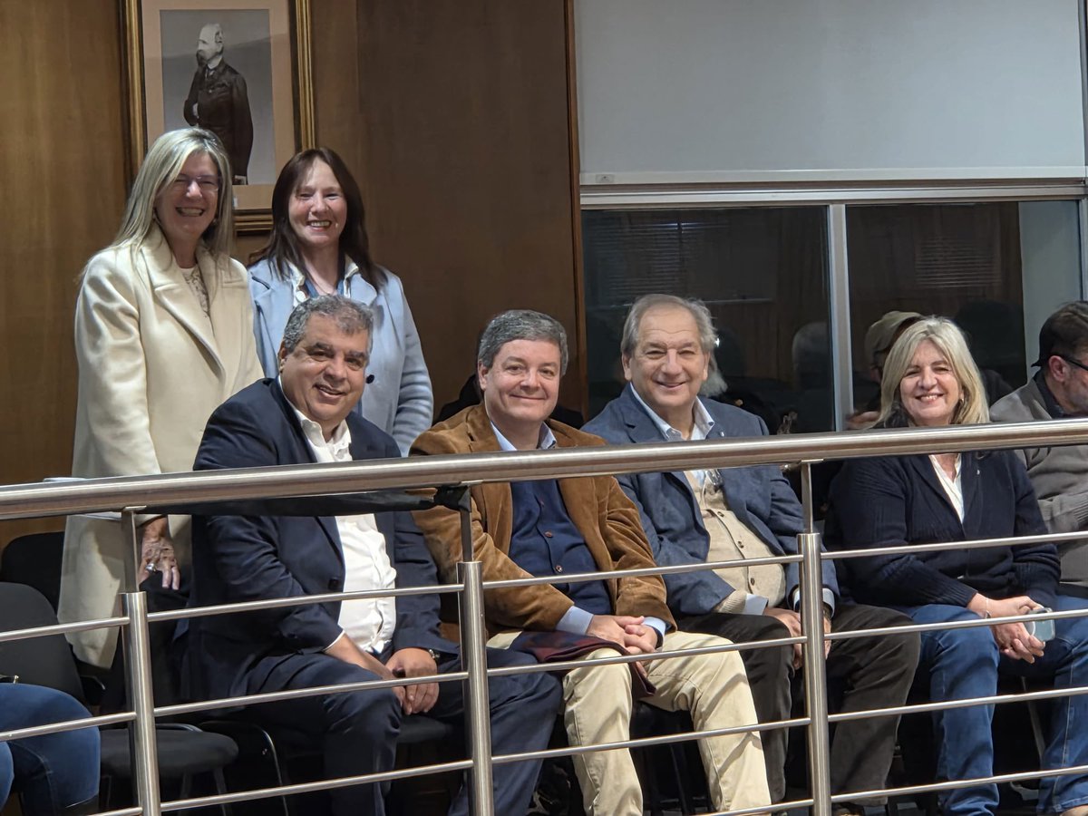 Fedecasaretto's tweet photo. Anoche asumió como Presidente de la Junta Departamental de Maldonado nuestro compañero Osvaldo Matteu.

Nos tocó entrar juntos al deliberativo departamental en el año 2000.

Como primer Vicepresidente fue electo nuestro compañero Pablo Chalar y como Secretario Político actuará nuestro amigo Guillermo Moroy.

Un lujo para Unión y Cambio tener a estos dos queridos compañeros conduciendo el legislativo departamental.
