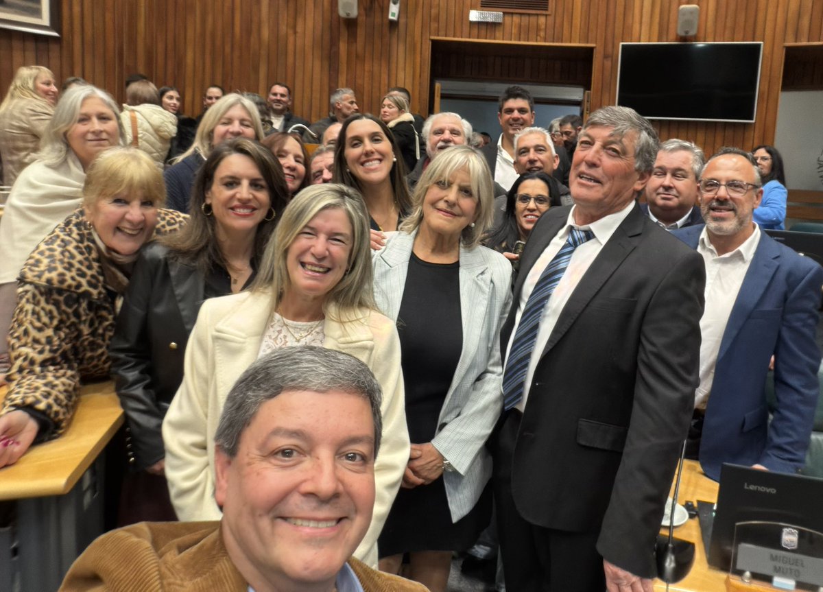 Fedecasaretto's tweet photo. Anoche asumió como Presidente de la Junta Departamental de Maldonado nuestro compañero Osvaldo Matteu.

Nos tocó entrar juntos al deliberativo departamental en el año 2000.

Como primer Vicepresidente fue electo nuestro compañero Pablo Chalar y como Secretario Político actuará nuestro amigo Guillermo Moroy.

Un lujo para Unión y Cambio tener a estos dos queridos compañeros conduciendo el legislativo departamental.