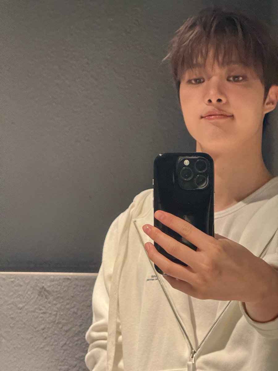 juju97ro's tweet photo. 손 자세히보면 물기있음
ㅂㅇㅈ 화장실갔다가 손씻는거 확인 https://t.co/y9ogI8AqEm