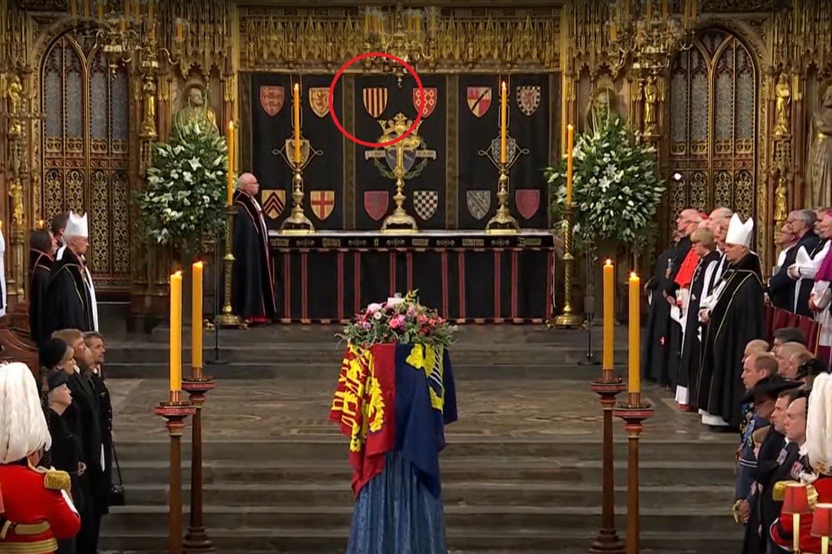 UnSrdeBarcelona's tweet photo. @CIvan1917 Hola Ivan, em sabries dir per què hi ha una senyera a l’altar de Westminster, des del s XIII? https://t.co/YUYD6e7jza