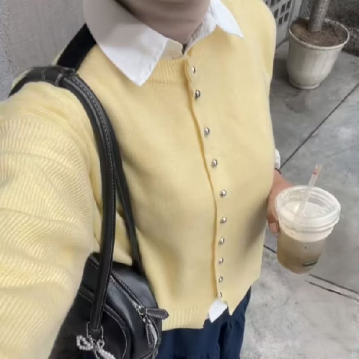 antiluii's tweet photo. Suka banget sama clean girl aesthetic yang dipadukan dengan hijab. Perpaduan rajutan kuning lembut, kancing mutiara, plus rok putih ini ngasih kesan yang anggun tapi tetap santai. ✨ https://t.co/FZOoEnwizv