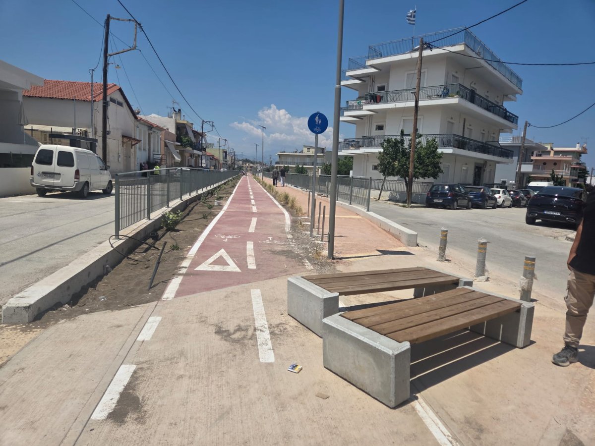 filip_munko's tweet photo. Αυτό το πακέτο τσιγάρων στο πάτωμα στην επίσημη φωτογραφία απο την Περιφέρεια είναι ότι πιο ελληνικό έχω δει αυτήν την εβδομάδα. https://t.co/TfUTNbmxml