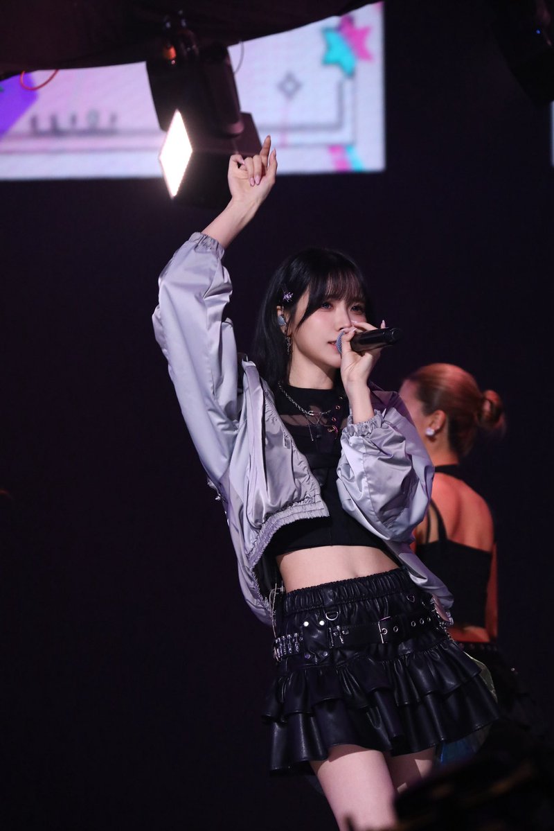 Liyu0109's tweet photo. もう一曲のステージ写真も🖤🩶

あげちゃう～ https://t.co/0tS0dOTH1O