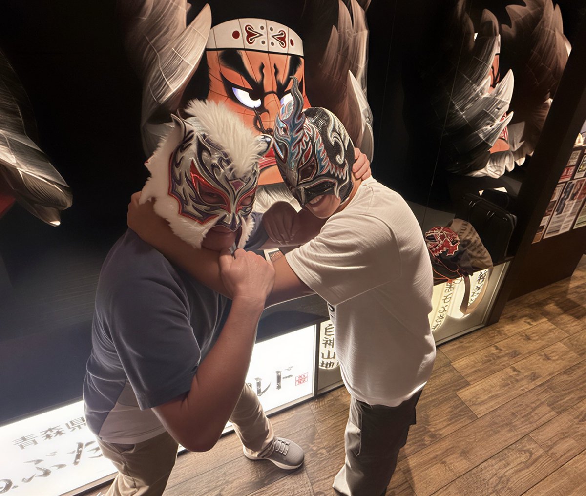 worldone_kawano's tweet photo. スペル・シーサーは股関節の大ケガで、長くリングから遠ざかっています。
それでも「ドラゴン・キッドとの約束がある限り、引退はしない」と宣言。
日常では歩くことさえ困難な身体でありながら、この日、奇跡のロックアップが実現しました。

約束を守り続ける姿に、「プロレスラー」の生き様を見ました。