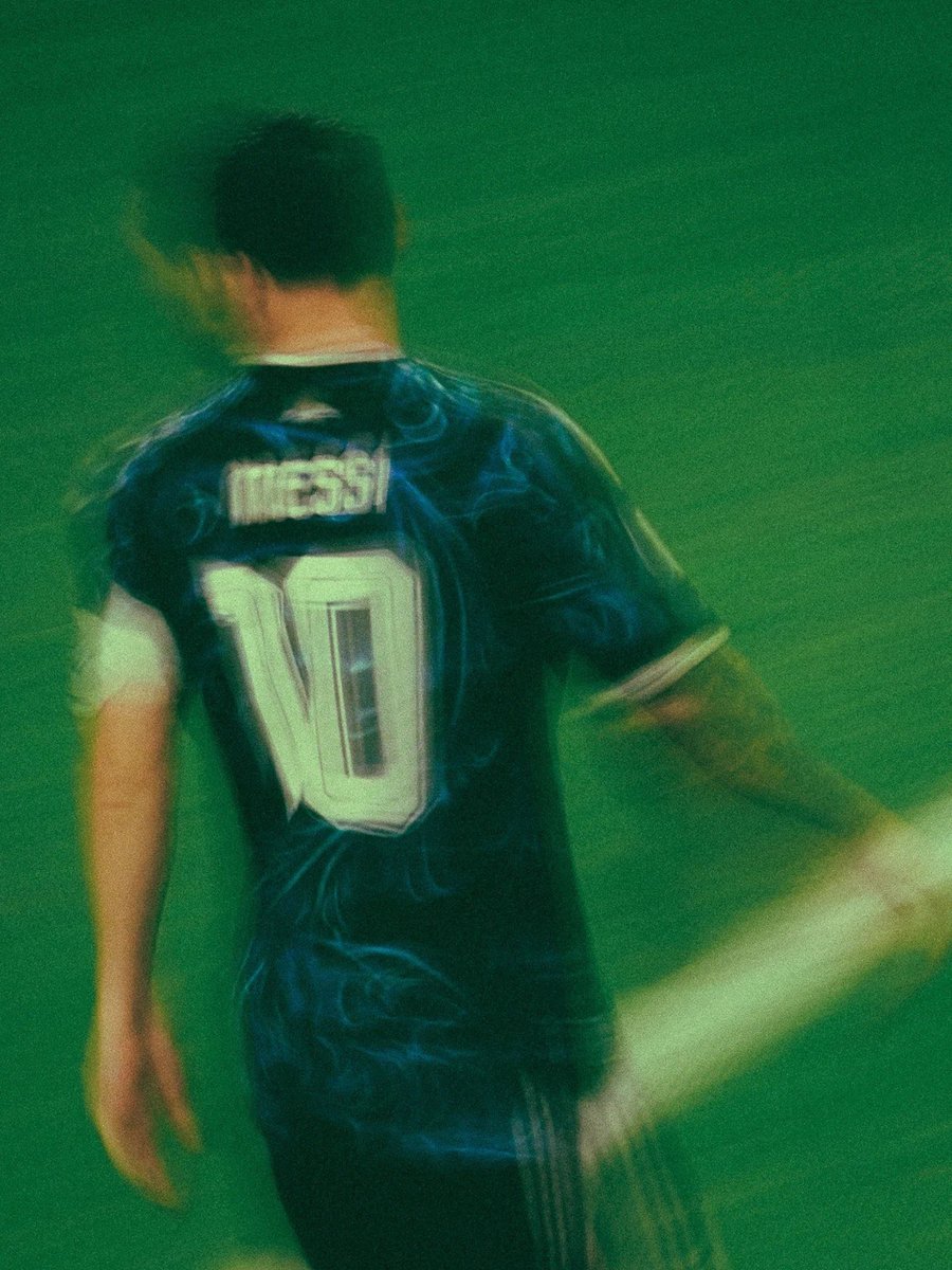 AUZ22's tweet photo. Retro Lionel Messi 🐐🇦🇷

#FIFAWorldCup https://t.co/nwEbarvo4M