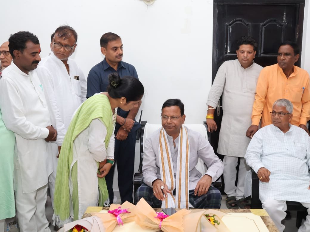 mppchaudhary's tweet photo. आज अपने संसदीय क्षेत्र महराजगंज में देवतुल्य कार्यकर्ताओं और क्षेत्र ���ी सम्मानित जनता से आत्मीय भेंट की। 

इस दौरान उपस्थित लोगों के साथ विभिन्न विषयों पर सार्थक संवाद हुआ तथा जनता जनार्दन द्वारा साझा की गई समस्याओं को गंभीरता से सुना और उनके यथाशीघ्र समाधान के लिए आश्वस्त किया।
#UPWITHPANKAJCHAUDHARY 
#यूपी_में_पंकज_यूपी_में_कमल 
#अपना_महराजगंज 
@BJP4UP