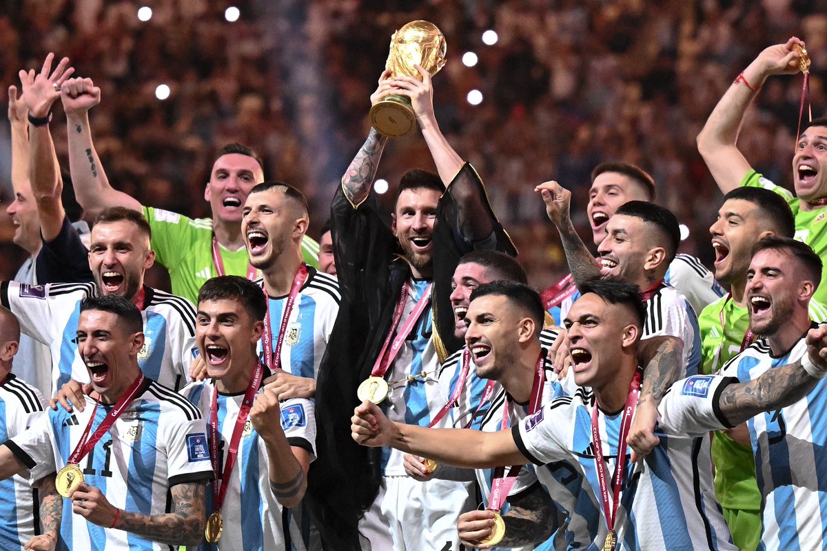 ActuFoot_'s tweet photo. 🚨 L’ARGENTINE 🇦🇷 PEUT FAIRE LE BACK TO BACK EN COUPE MONDE… UN EXPLOIT RÉUSSI PAR SEULEMENT DEUX NATIONS DANS L’HISTOIRE. ⭐️⭐️

▫️Italie 🇮🇹 : 
🏆 1934
🏆 1938

▫️Brésil 🇧🇷 :
🏆 1958
🏆 1962

▫️Argentine 🇦🇷 :
🏆 2022
⏳ 2026 https://t.co/dGOdQKSGzt