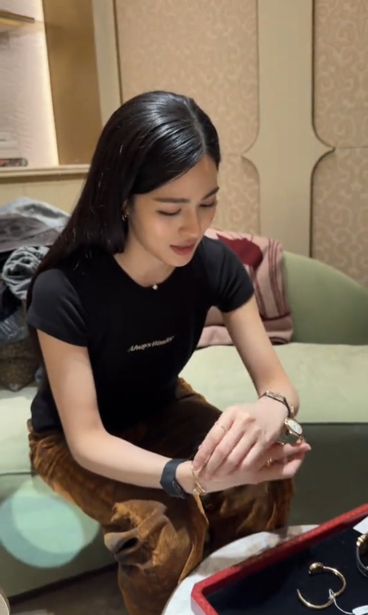 recyclebiin's tweet photo. “ช้อปปิ้งฮะ” วันนั้น                  วันนี้ใส่มาแร้ว 🤩 https://t.co/Z6SzyURyTK