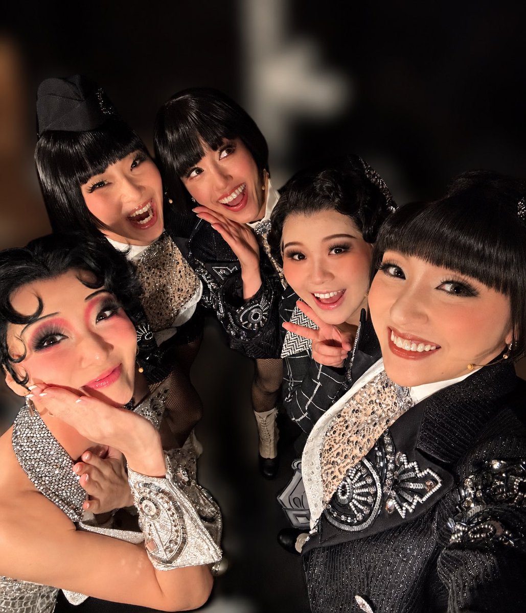 lyico_Riiko's tweet photo. #Boopthemusical 
本日も暑い中
たくさんのお客様の
ご来場ありがとうございました💋

開演前
今日は珍しく小さなスペースに集まった
@m_rey_officialさん
@Akiiii428さん
@KotomiHiraiちゃん
@あやめちゃん　と❤️💋

明日の休演日挟んで
大阪は残り6公演🫪
また元気に明後日お会いしましょう☺️✨ https://t.co/5ncstWLapj