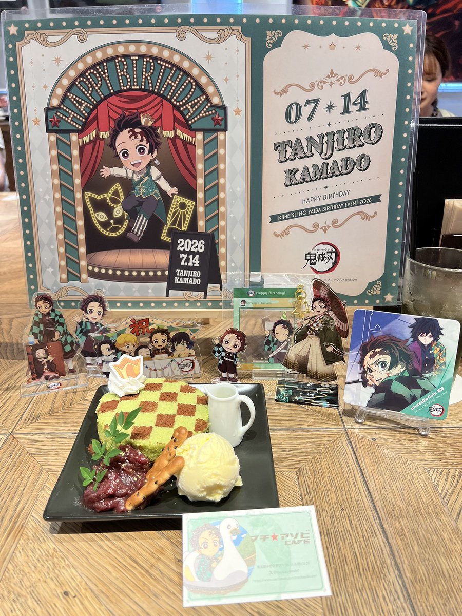 SarakaiBani's tweet photo. 本日は🍽️の🪜
まずはマチアソビカフェ東京

炭治郎のお誕生日をお祝いすること���できました🎂🎉
今回のバースデーめちゃくちゃ可愛い🥰
パンケーキ意外と軽くて、ソースで味変できるし美味しかった😋

「鬼殺隊」しのぶと義勇のヘッドロックサラダも噂通りの美味しさでした。 https://t.co/qNqW1xMdln