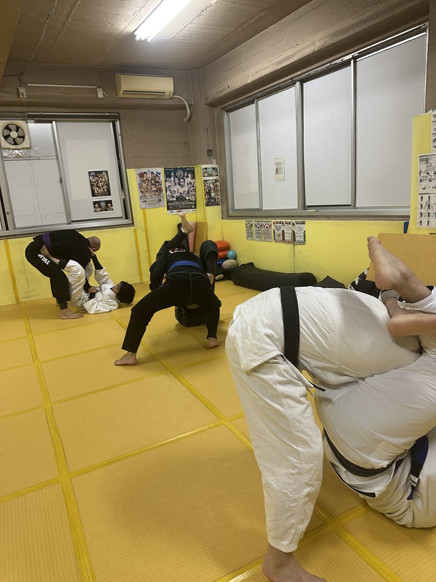 095bjj's tweet photo. 7/15（水）
20:15〜21:30  ブラジリアン柔術
21:30〜22:00  スパーリング

三角絞めのあれこれを練習しました。

————
「格闘技をあなたの生活の一部に」

見学・体験のお問い合わせはホームページからお願いいたします。

095BJJ長崎柔術
長崎市出島町15-15東洋ビル2階
https://t.co/liqYFGakOC https://t.co/4KXJBUk1AP